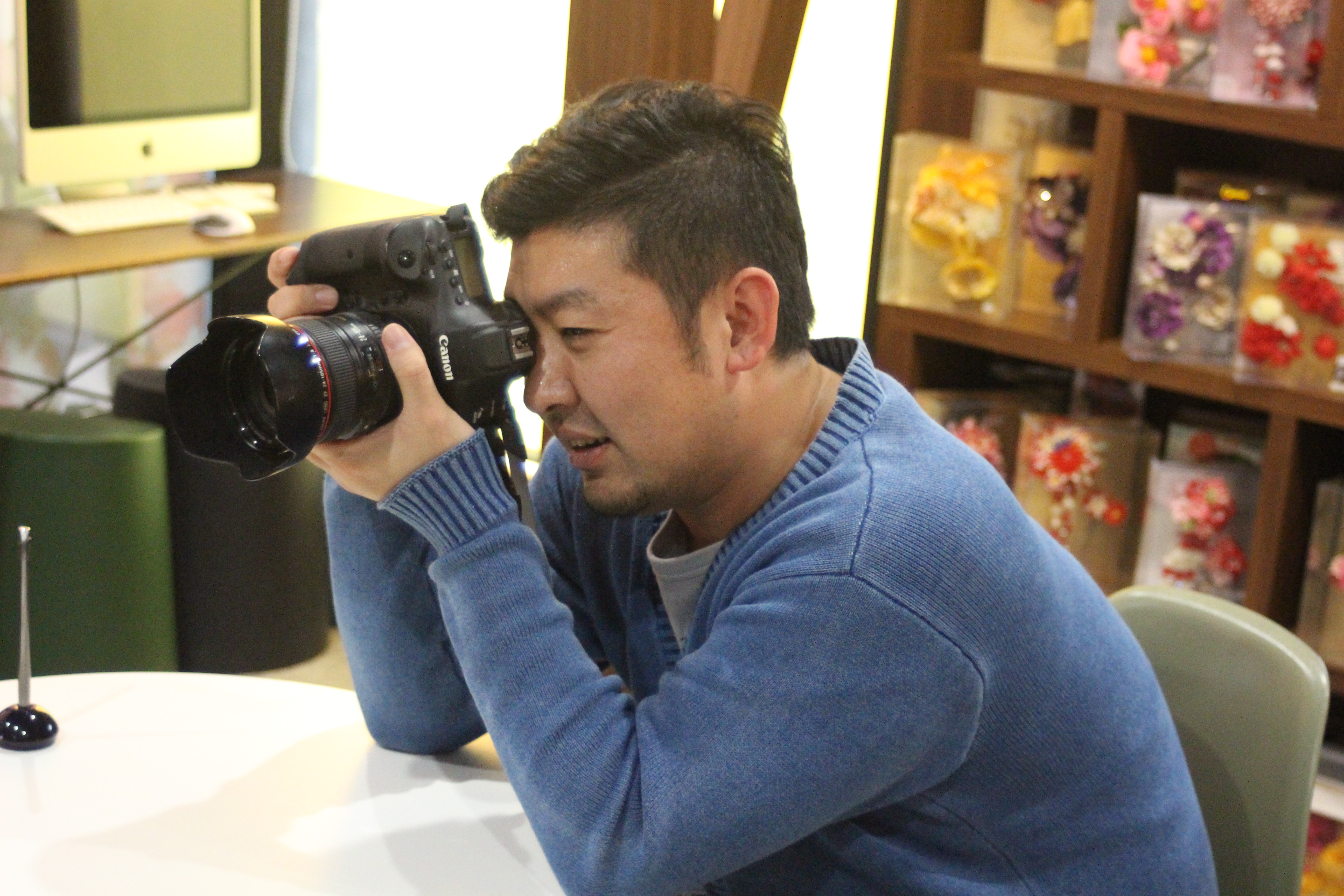 “相棒”を構える滝和也氏