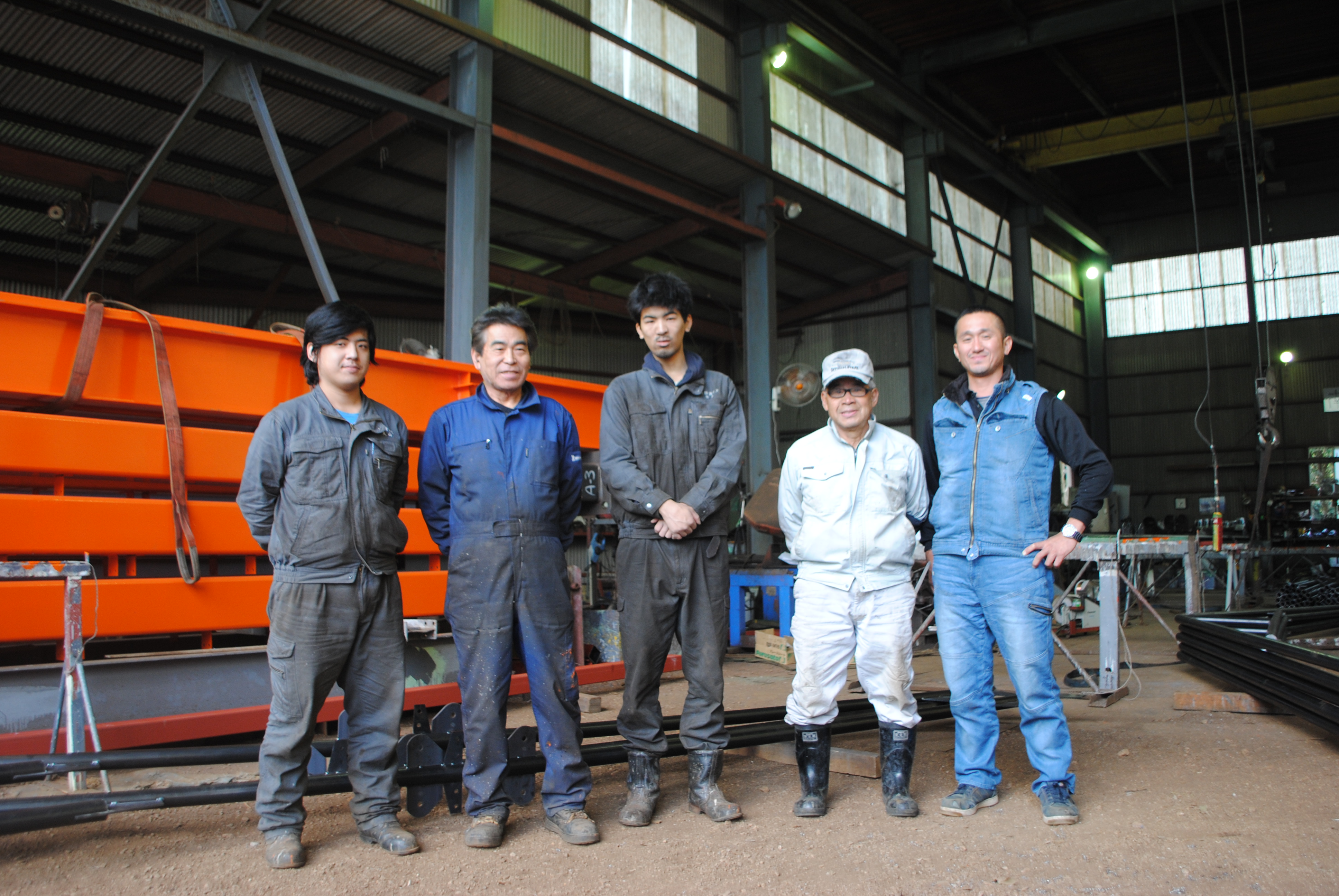 工場内にて社員と共に