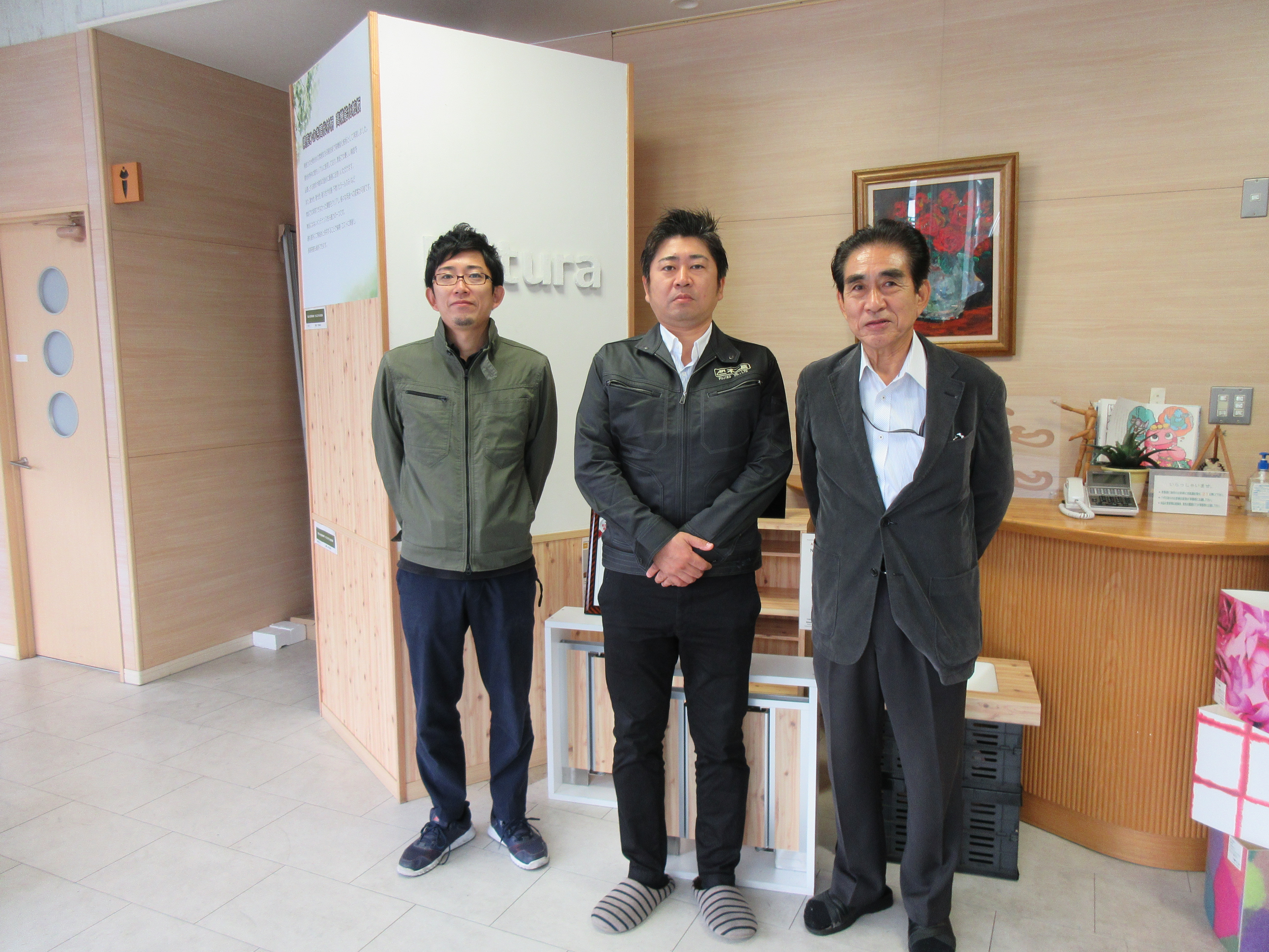 左から、髙島邦栄専務(会員)、髙島弘光社長、髙島規嘉会長